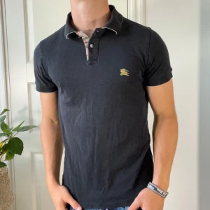 Burberry pike  - Svart Burberry pike i Size M. Modellen är 180,75 kg. Väldigt bra skick men har använts. Sitter väldigt najs runt armarna. Kom med frågor! 
