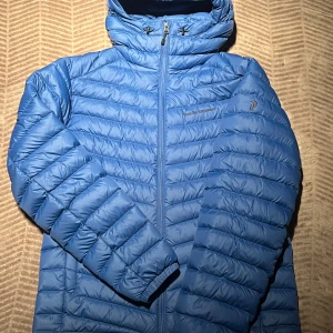 Peak Performance dunjacka - Säljer en jättefin dunjacka från Peak Performance, den är i suveränt skick då den bara är använd ca tre gånger, kvitto finns även vid behov. Det är bara att skriva om man har någon fråga, pris kan även diskuteras vid snabb affär!