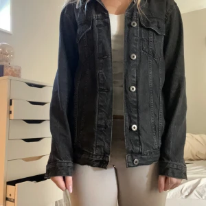 Svart jeansjacka - Säljer en svart jeansjacka från lager 157 i bra skick!!💞💞