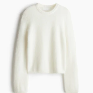 Vit mohair tröja från hm - Super fin mjuk mohair tröja från hm, endast använd 2-3 ggr💓