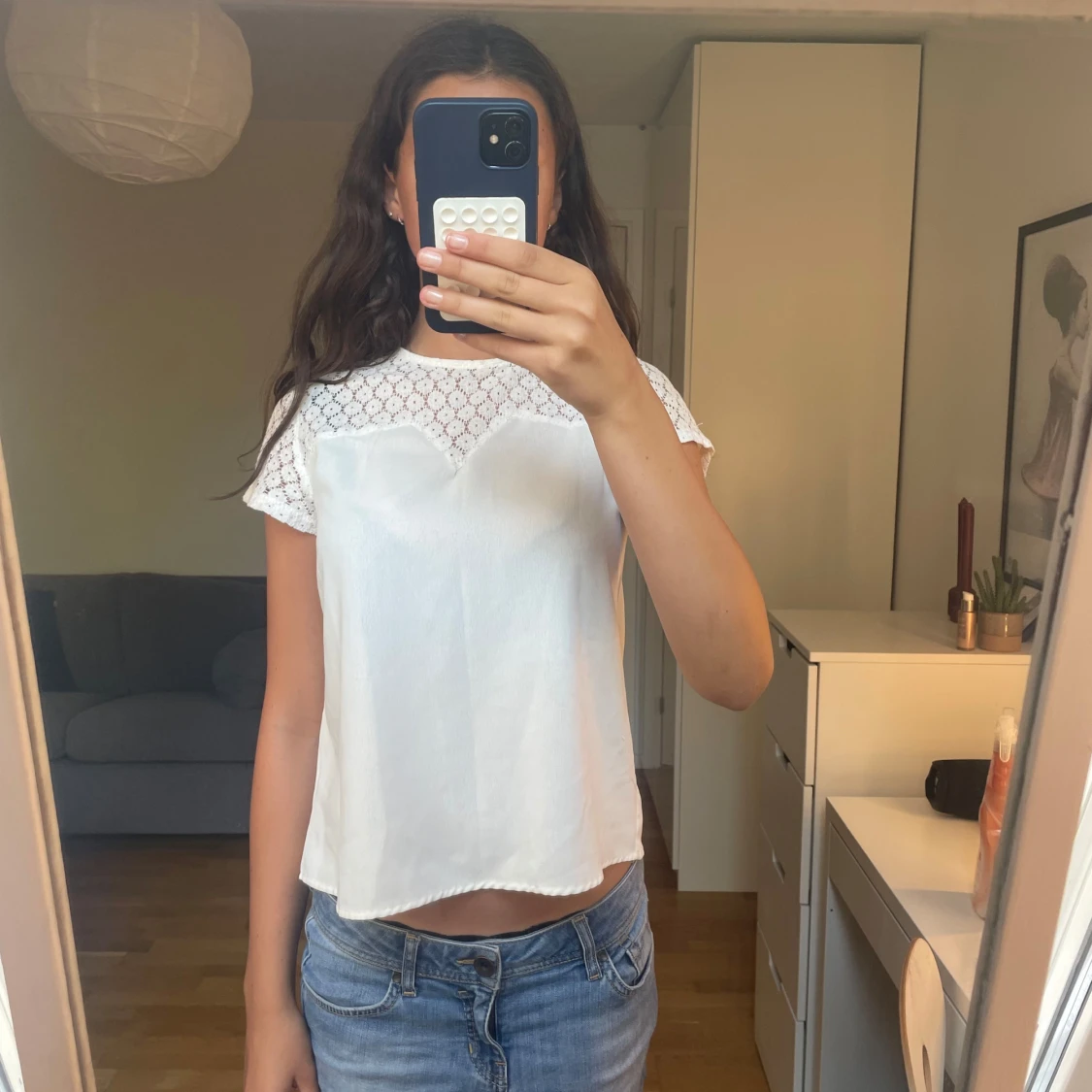 Vit blus med spetsdetaljer - 1