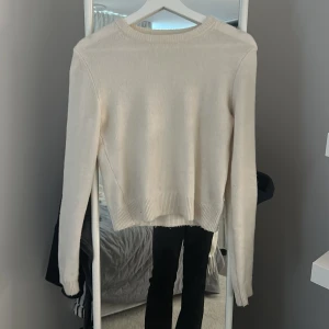 Vit stickad tröja från H&M XS - Mysig vit stickad tröja från H&M i storlek XS. Tröjan har rund hals, långa ärmar och ribbade muddar vid ärmslut och nederkant. Perfekt för lager-på-lager och chill dagar. Enkel och clean design som funkar till allt.