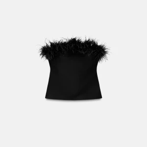 Svart tubtopp med fjädrar - Säljer en svart tubtopp med snygga fjädrar upptill . ANVÄND 1 GÅNG. Liten i storleken så sitter osm S. Från zara nypris 700