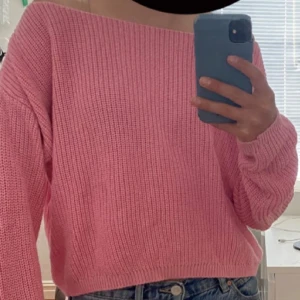 Rosa stickad tröja från NA-KD - Säljer en ljusrosa stickad tröja från Josefin Ekström for NA-KD i storlek S. Tröjan har en loose passform, bred halsringning och långa ärmar. 