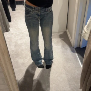 Bershka bootcot jeans  - Ett par bootcut jeans från bershka. Dom är nersydda för en lägre midja. 