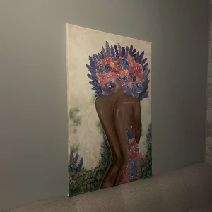 Akryltavla  - ”Bland blommor (ver 2)” Denna tavla föreställer en stiliserad mänsklig siluett, där huvudet och håret har ersatts av en överdådig bukett blommor i starka färger – lila, rött, blått och gult. Formen på kroppen är varm och mjuk, medan bakgrunden hålls ljus och drömlik, vilket låter färgerna explodera i fokus. Mått:60 x 40. Målad av mig! Skriv vid intresse!