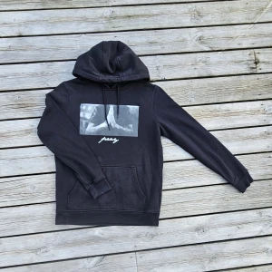 Mister Tee hoodie - Mister Tee svart hoodie med tryck, storlek L 40 men sitter som M 38/oversized S 36. Som ny, använd nån gång. Mjuk och snygg med coolt tryck. Passar alla kön