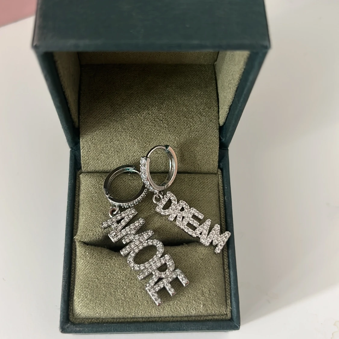 Glittriga örhängen med text - 1