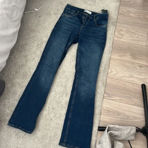 Blå bootcut jeans från Zara  - Snygga blåa bootcut jeans från Zara som säljs pga att de inte kommer till användning längre 
