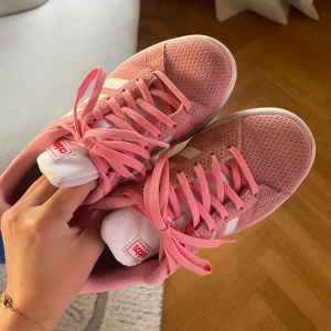 Adidas skor - Superfina rosa sneakers från Adidas i mycket gott skick. Använda någon enstaka gång 😊