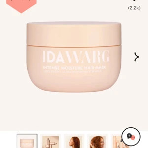 IDA WARG Intense Moisture Hair Mask - En vegansk hårinpackning från IDA WARG i en ljusbeige rund burk. Masken är ultra återfuktande och passar dig som vill ge håret extra fukt och mjukhet. Perfekt för torrt och slitet hår, med en krämig formula som känns lyxig. Nästan nyskick har adndvänt endast en gång lite bara.