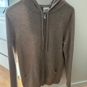Beige hoodie i kashmir från John Henric - Väl använd mycket bra skick