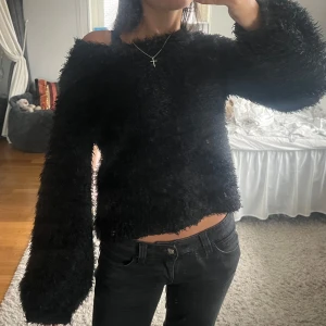 Stickad tröja - Svart stickad och fluffig tröja med ”ballongärmar” från gina tricot i strl S. Liten defekt som visas på sista bilden men inget som syns när den sitter på💕
