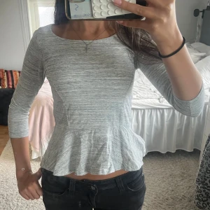 Grå topp från Bik Bok - Superfin gråmelerad topp från Bik Bok med trekvartsärm💕
