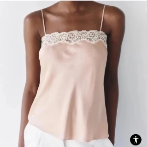 Rosa spets linne från Zara - Säljer mitt super fina linne från Zara då det är för litet💕 men annars är det superfint med super bra passform 💕 priset kan såklart diskuteras 💕 skriv för fler bilder💕