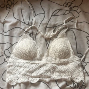 Vit virkad linnetopp med knyt - Superfin vit virkad linnetopp med knyt i ryggen. Bara använd en gång. Storlek M men kan passa S.