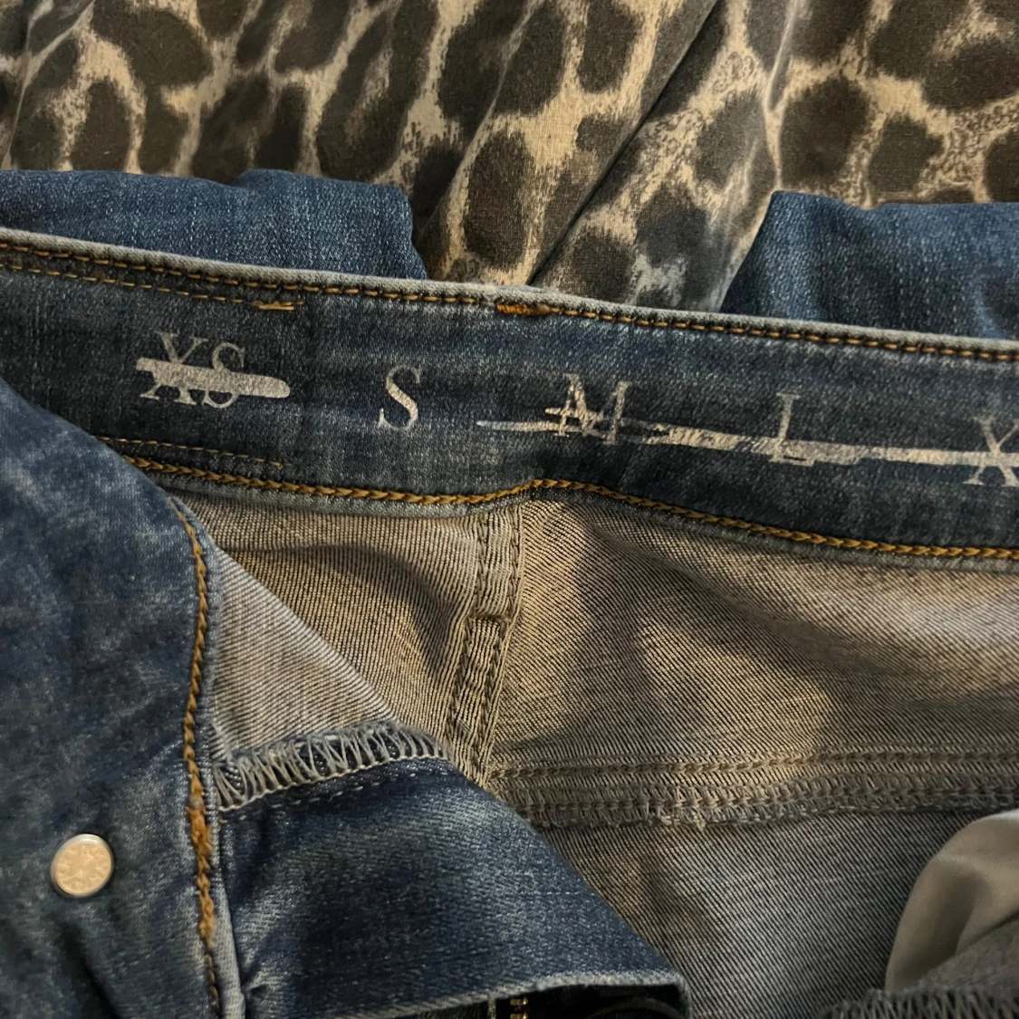 Blå jeans med råa benslut, storlek S - 2