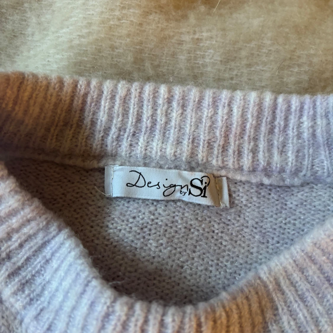 Ljuslila stickad väst Design by Si - 2