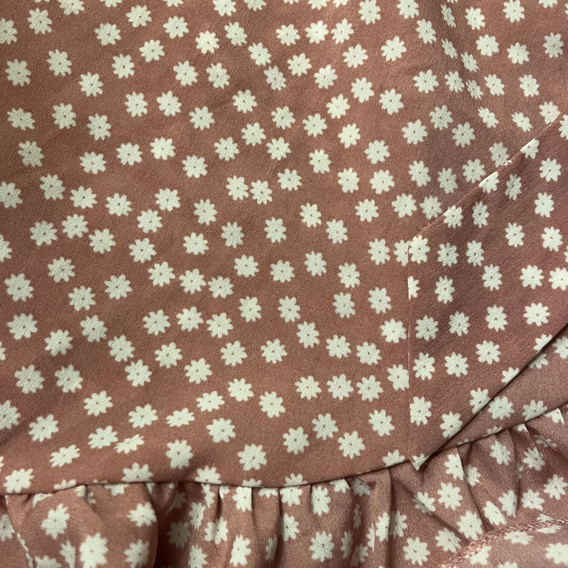 Rosa omlottkjol med volang och blommor - 1