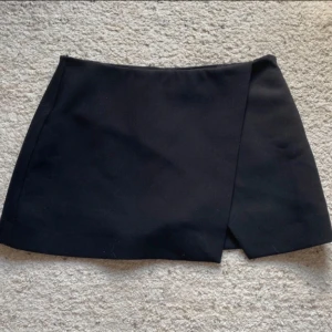 Svart mini kjol - Svart mini kjol från zara storlek S