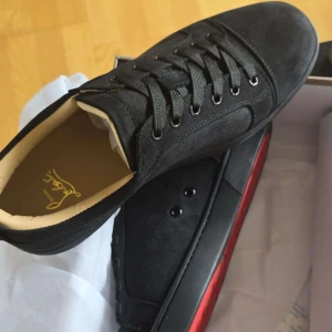Svarta sneakers från Christian Louboutin - Helt nya och oanvända Louboutins. Alla tillbehör medföljes.