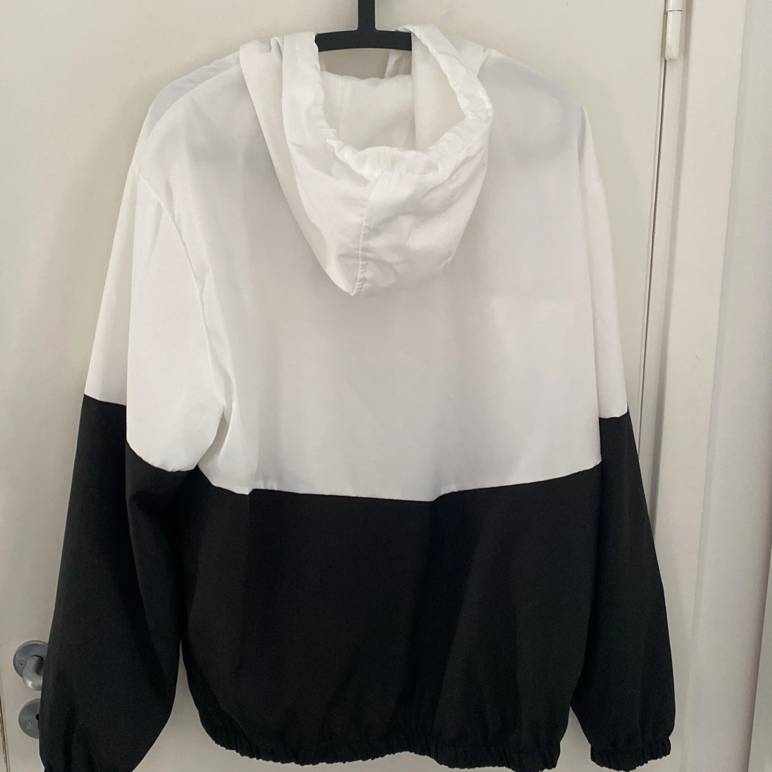 Svartvit vindjacka med huva - 1