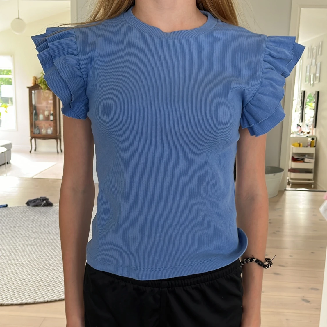 Blå ribbad topp med volangärmar