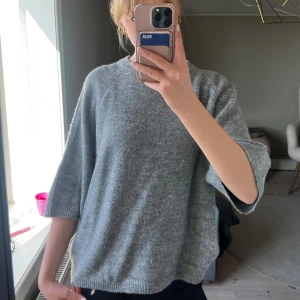 Grå stickad tröja  - Mysig grå stickad tröja🩶 denna är gjord i så skönt material ❣️ i storlek S men ganska stor i storlek så skulle säga att den sitter mer som M 🥰