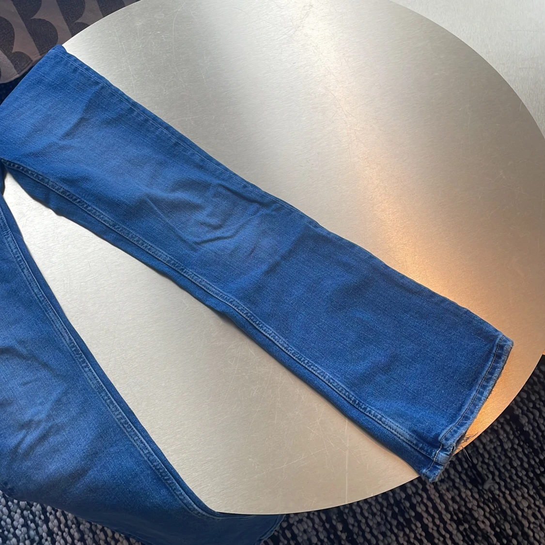 Blå bootcut jeans i klassisk modell från Gina Tricot  - 1