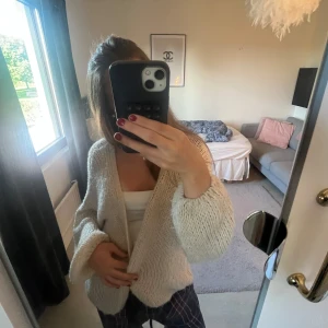 Beige stickad kofta från Missäy - Mysig beige stickad kofta med oversized passform och långa ärmar. Koftan är öppen framtill och har en avslappnad look som är enkel att matcha med💗💗