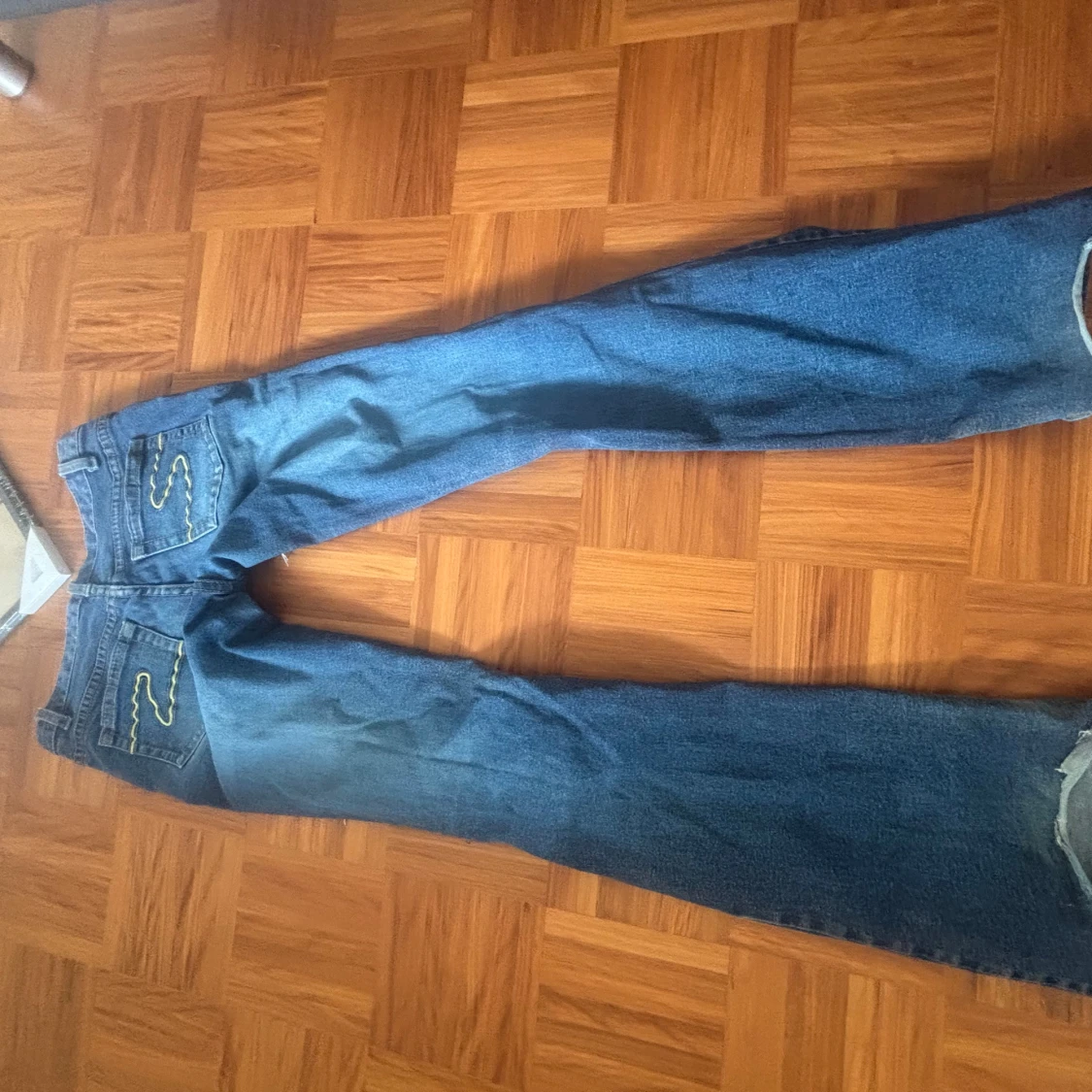 Blå bootcut jeans med slitningar Bik Bok - 1