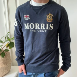Morris mörkblå sweatshirt  - Mörkblå Morris sweatshirt. Bättre skick i verkligheten än det ser ut som på bild. Kom med frågor! Modellen är 180,75 kg och bär Medium. 