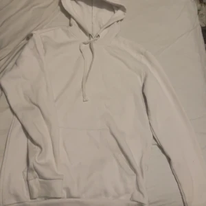 Vit hoodie - Vanlig vit hoodie skönt material också helt ny. Både tjejer och killar kan använda. Köpt för 450kr, pris kan diskuteras