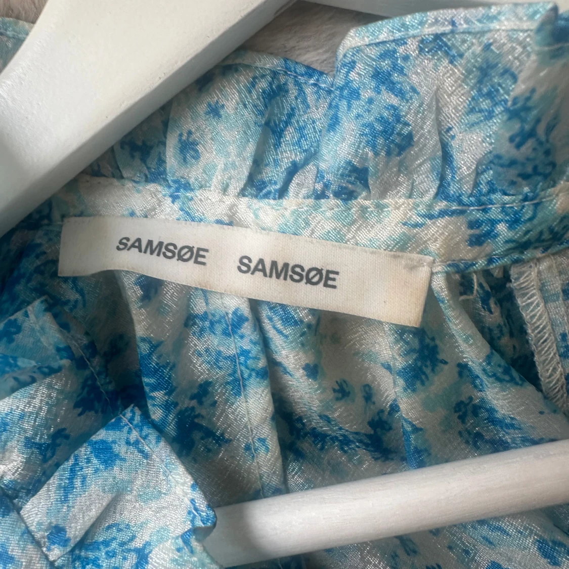 Blommig blå kortklänning från Samsøe - 2