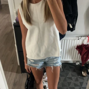 Vit linne - Säljer denna söta vita linnet som tyvärr inte kommer till användning. Perfekt till vardagen eller till lite speciella tillfällen.