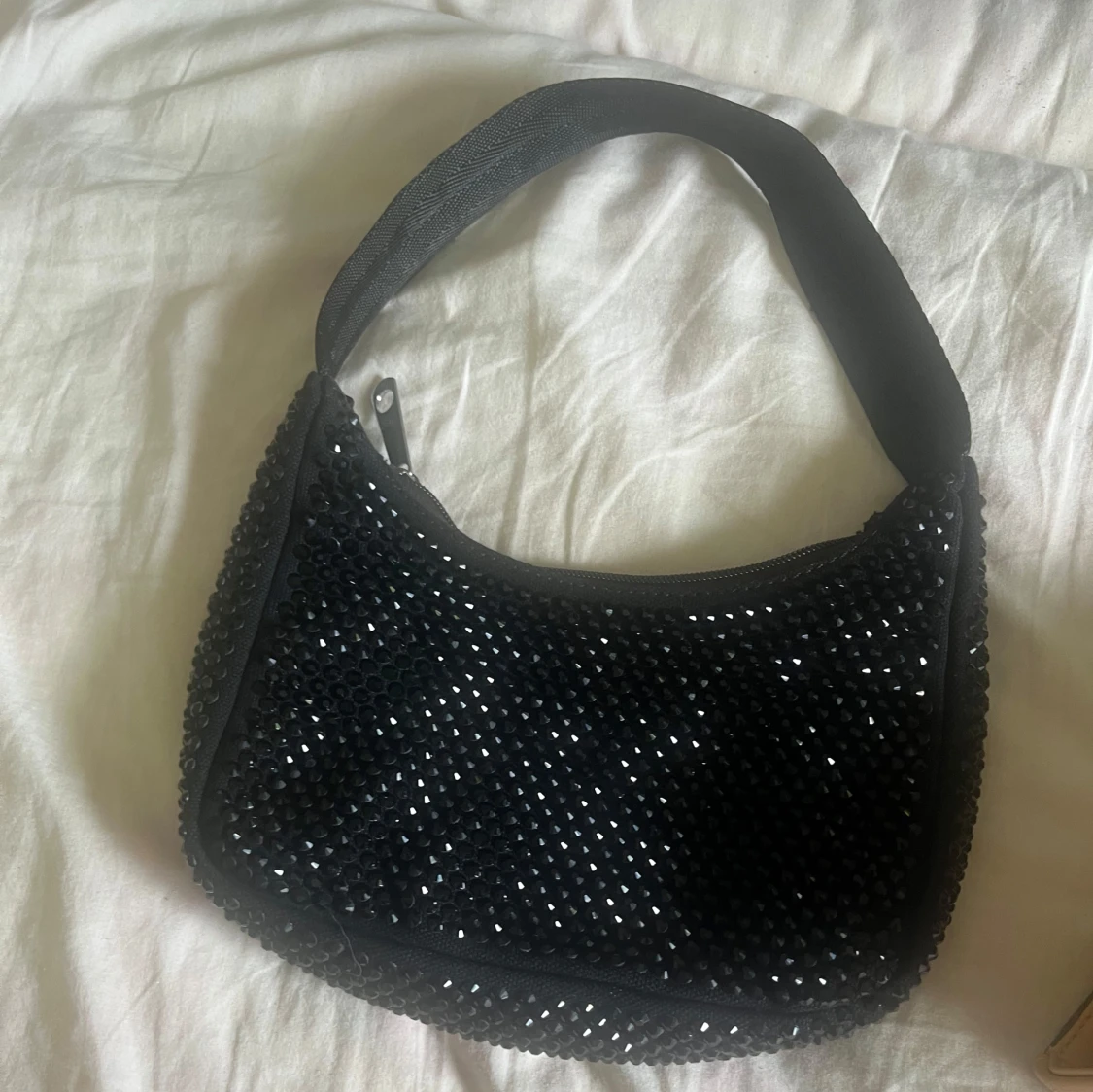 Svart axelväska med stenar  - 1