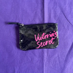 Necessär Victoria's Secret - Passar perfekt som förvaring i handväskan, ex förvara påfyllnadssmink eller smycken.  Mått: 15,5x10 cm