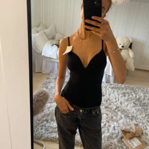 Populär hm body - Säljer min jättefina populära hm body i storlek S helt oandvänd med lappar kvar, slutsåld överallt