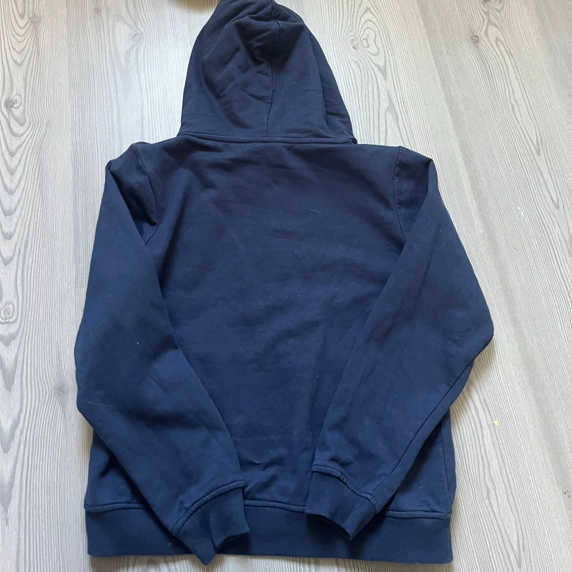 Mörkblå hoodie med huva och ficka - 1