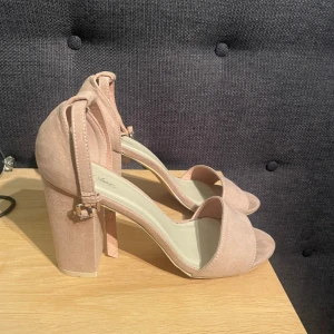 Rosa klackar nelly - Rosa klackar nelly 