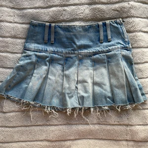 Ljusblå jeanskjol med plissering från Zara - Säljer en ljusblå jeanskjol från Zara med volanger! Skriv för fler frågor!