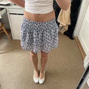 Volangkjol - Endast använd några gånger. Köpt för ungefär ett år sen på h&m🩵