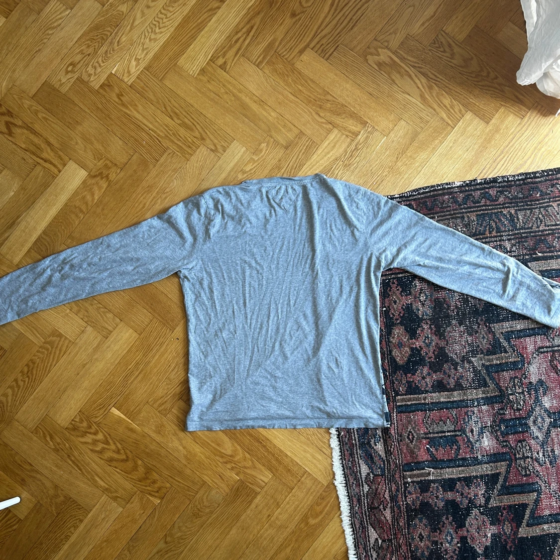 Grå långärmad tröja från Tommy Hilfiger - 1