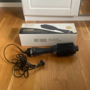 Hot Tools Pro Artist One-Step Blow-Dry Volumiser - En svart elektrisk varmluftsborste från Hot Tools Pro Artist-serien. Borsten har en oval form med täta borst och är designad för att ge volym och föna håret i ett steg. Perfekt för att skapa en salongsliknande finish hemma. Jag har bara andvänt den 2 gånger, säljer den för att den inte kommer till andvändning hos mig! Skriv vid frågor💕pris går att diskutera vid snabb köp.