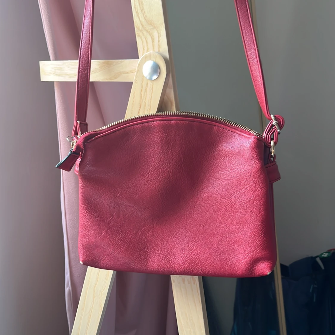 Röd axelväska i skinnimitation - 2