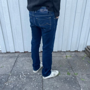 Jacob Cohen jeans  - Jacob Cohen jeans - Modell: 688 Comfort(Jeansen är i ett riktigt najs velvetliknande material) - Storlek: W30 - skick: 9/10 - Nypris runt 5000kr