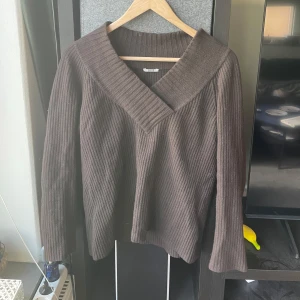 Brun ribbad stickad tröja från Wolford - Säljer en brun ribbstickad tröja från Wolford med bred v-ringad krage. Skulle säga att den passar storlek xs