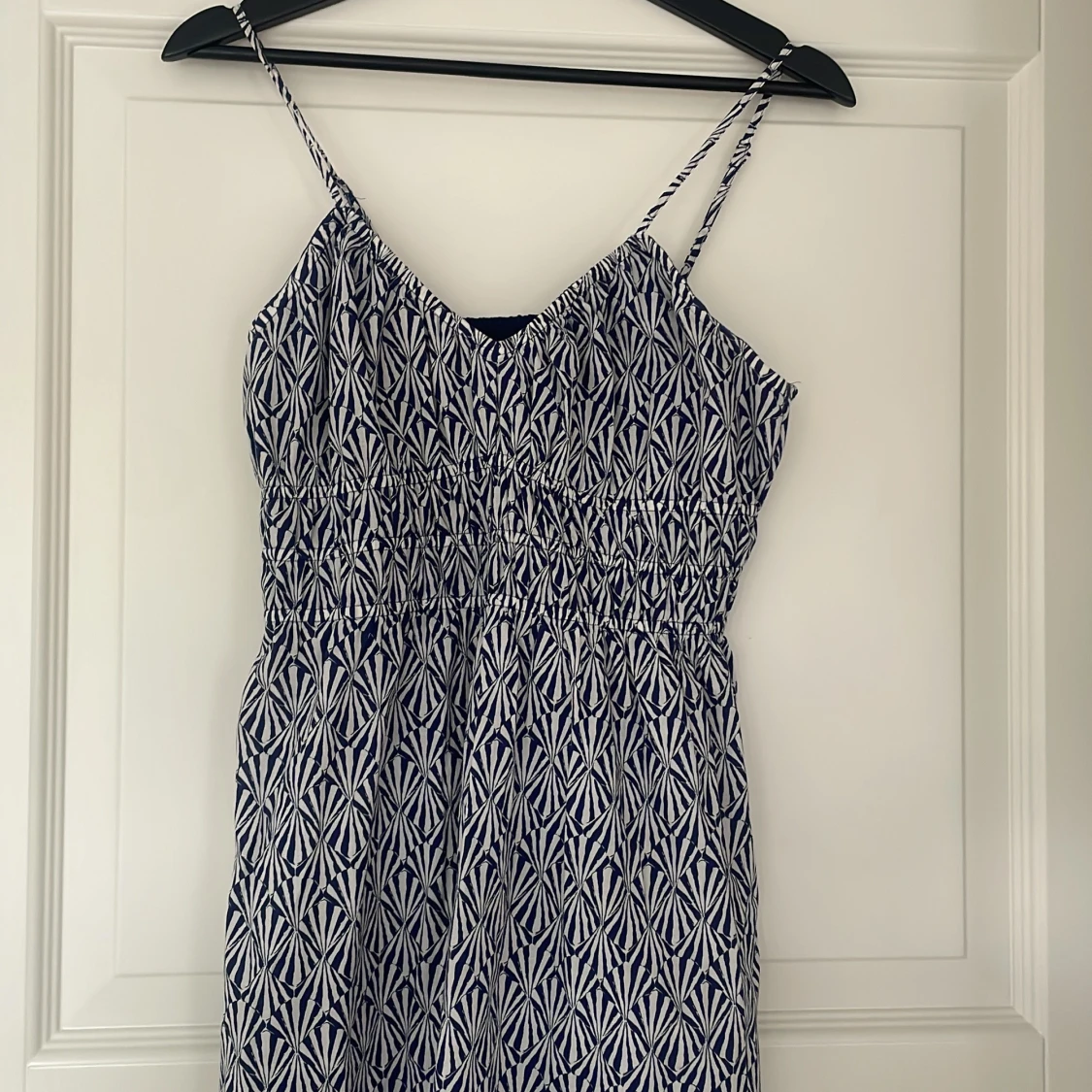 Blåvit långklänning med mönster - 1