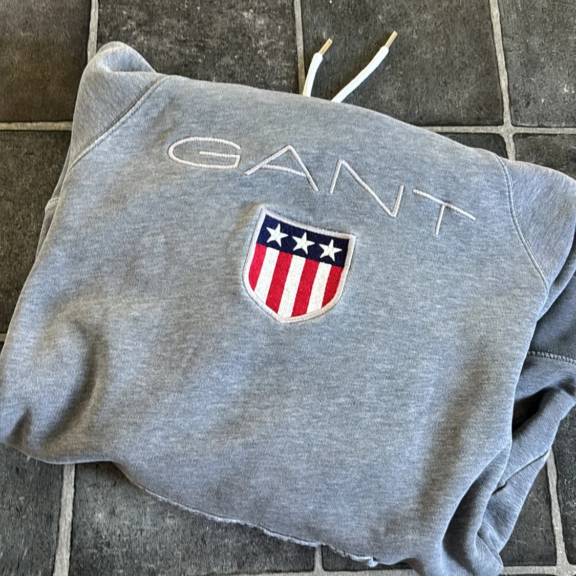 Grå hoodie från GANT med broderad logga - 1