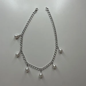 Silver halsband med pärlor  - Jättefint trendigt halsband, köpt från en tjej här på Plick